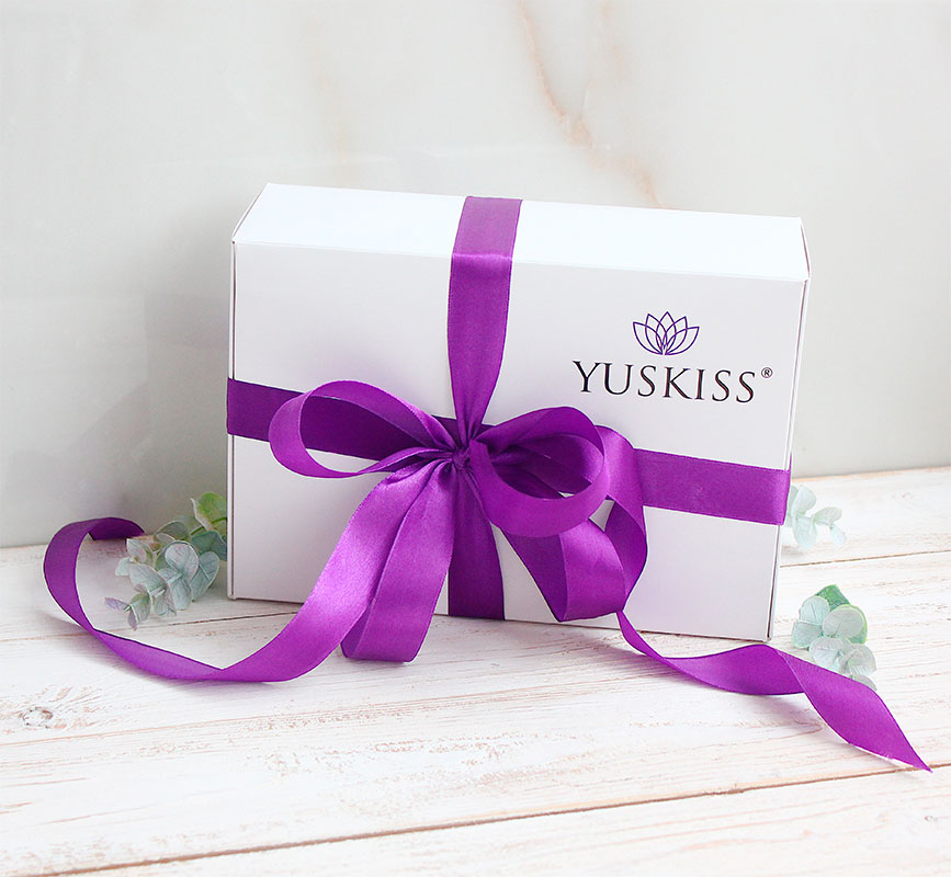 Бокс «Подарочный» ТМ YUSKISS (коробка 24*16*9 см; лента; наполнитель) Бокс «Подарочный» ТМ YUSKISS (коробка 24*16*9 см; лента; наполнитель). Промо продукция YUSKISS